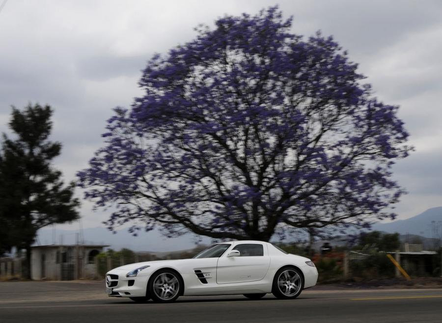  Mercedes-Benz SLS AMG White 2011 года  (фото 4 из 29)